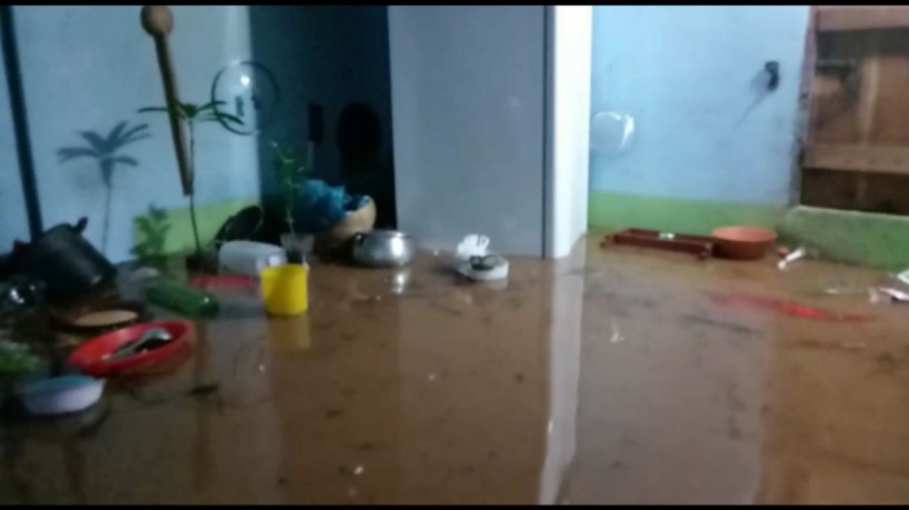 Moradores registraram imagens de móveis e utensílios submersos durante a enxurrada (foto: Reprodução/WhatsApp O POVO)