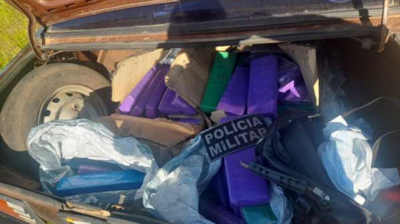 Tabletes de maconha encontrados no porta-malas do automóvel pesavam mais de 95 kg, segundo a Polícia Militar(foto: Ascom/PMCE)