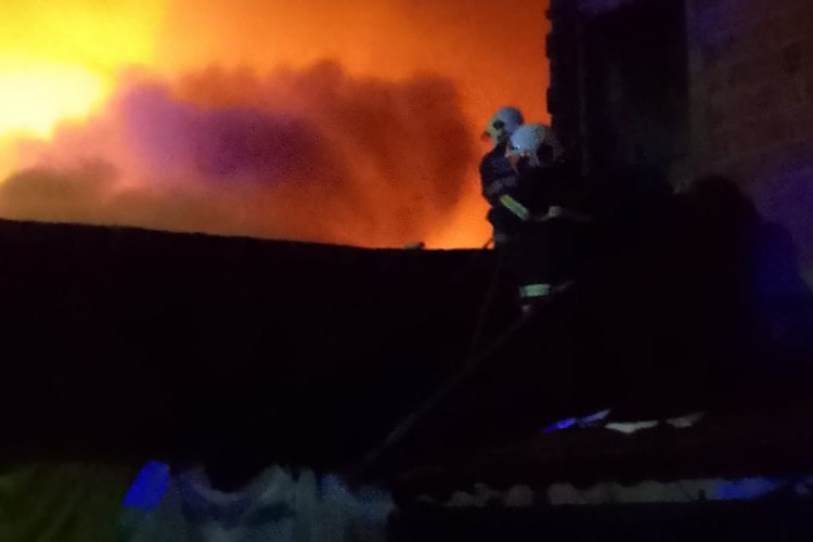 Bombeiros usaram cerca de 18 mil litros de água no combate às chamas, que encerrou por volta das 7 da manhã deste domingo, 24; vítimas foram resgatadas sem ferimentos