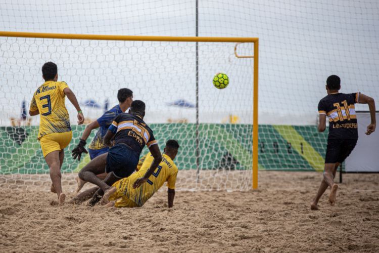 Beach soccer é uma das modalidades dos Jogos Universitários Brasileiros