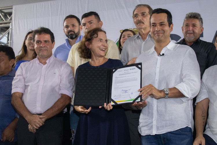 Governadora Izolda Cela e o prefeito de Caucaia, Vitor Valim, participaram da solenidade de assinatura da ordem de serviço da obra, realizada nesta segunda-feira, 25