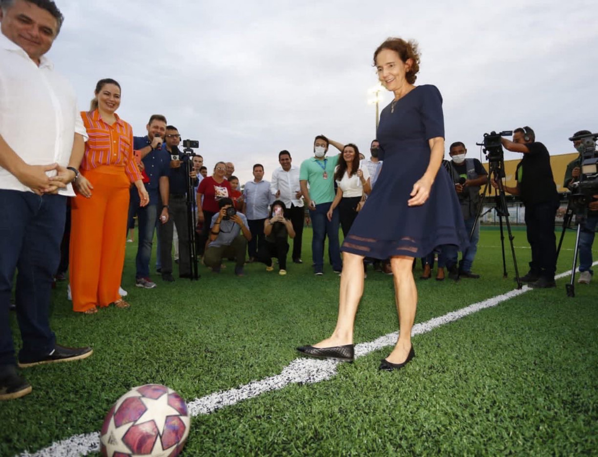 Izolda Cela chuta bola na inauguração de areninha em Caucaia (Foto: Reprodução / Twitter / Izolda Cela)