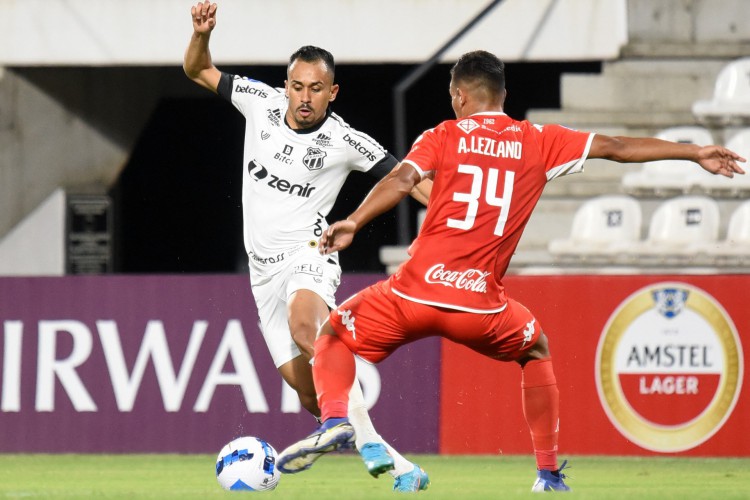 General Caballero, do Paraguai, contra o Ceará do Brasil. Partida de futebol da fase de grupos da Copa Sul-Americana, no estádio Manuel Ferreira, em Assunção, em 26 de abril de 2022. (Foto de DANIEL DUARTE/AFP)