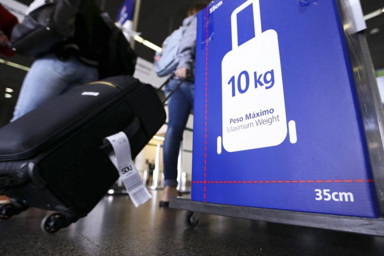 Brasília - Fiscais do Instituto de Defesa do Consumidor (Procon) realizam fiscalização sobre cobrança de bagagens pelas companhias aéreas (Marcelo Camargo/Agência Brasil)