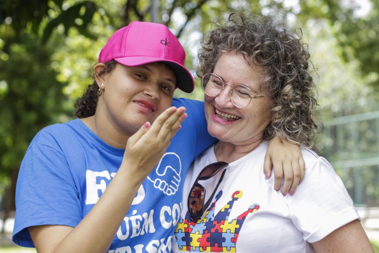 Plataforma virtual Ceará TEAcolhe oferece apoio psicossocial para mães de pessoas neurodivergentes, disponibilizando atendimento remoto e gratuito, e encaminhamento à rede de assistência do Estado