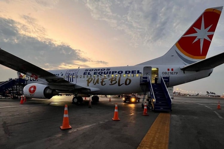 Avião da delegação do Alianza Lima deixando o Peru