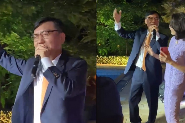 Além do clássico de Evidências, o diplomata cantou a música Garçom,ao lado da esposa; veja vídeo