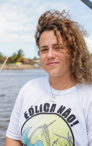 Alanna Carneiro, presidente da ONG Eco Icaraí, de Amontada, que está atuando na mobilização das comunidades costeiras a serem afetadas pelos projetos das eólicas offshore no litoral oeste do Ceará(Foto: FCO FONTENELE)
