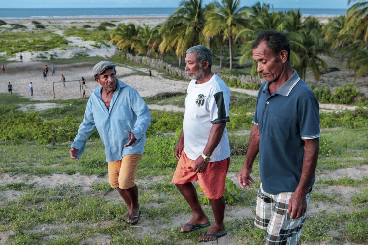 Pescadores de Morro dos Patos (Itarema-CE): João Ezequiel Julião (à esquerda), Raimundo Ferreira (centro) e Gilson Ezequiel, pescadores (Foto: FCO FONTENELE)