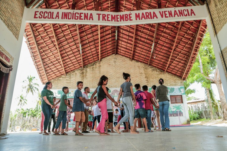 Crianças durante a dança do torém, um dos símbolos culturais de resistência do aldeamento Tremembé de Almofala, em Itarema. Região é um das indicações em projetos de licenciamento para instalação de eólicas offshore na costa cearense(Foto: FCO FONTENELE)