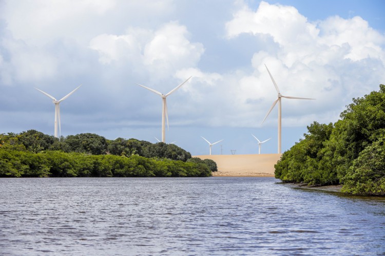 Parque eólico que funciona ao lado do mangue e das dunas no entorno do rio Aracatiaçú, na localidade Barra de Moitas, em Amontada (Foto: FCO FONTENELE)