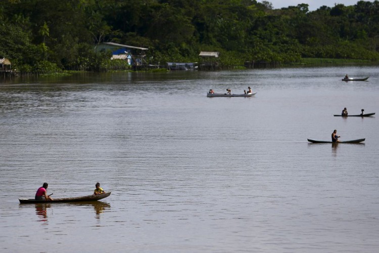 Moradores de comunidades ribeirinhas do arquipélago de Marajó se aproximam do Navio Auxiliar Pará.