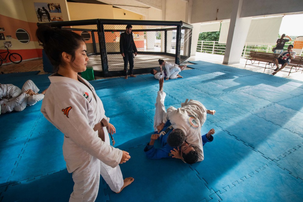 Jovens treinam artes marciais no Cuca da Barra do Ceará, equipamento público da Prefeitura de Fortaleza, voltado para jovens e crianças(Foto: FERNANDA BARROS)