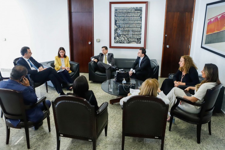 Deputado Célio Studart (PSD-CE) em diálogos em torno da votação do PL 2464/20, que trata sobre o piso salarial da Enfermagem