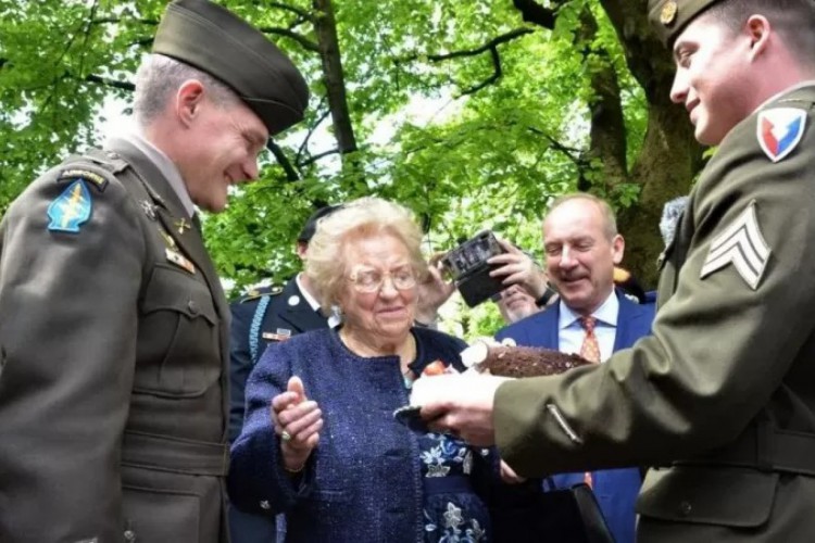  Meri Mion, de 90 anos, ganhou um bolo de aniversário do Exército dos EUA após ter o seu roubado em 1945