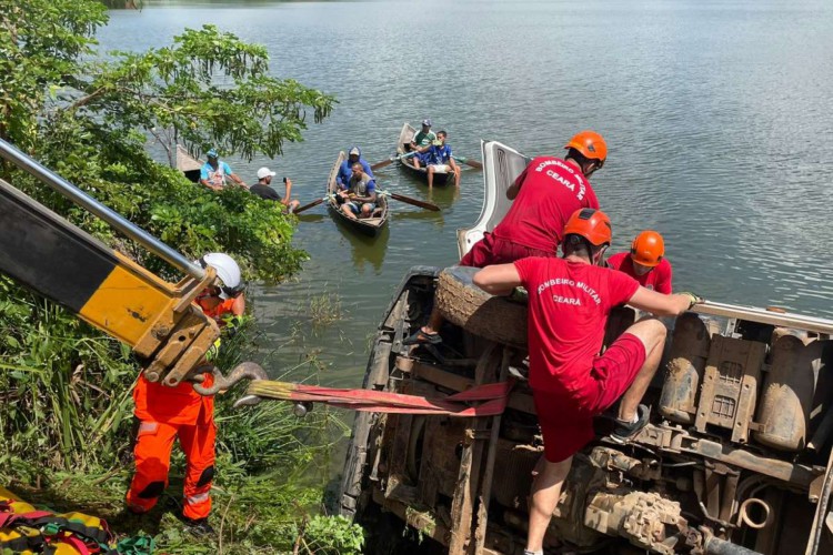 Homem é resgatado por Bombeiros após ficar preso às ferragens de caminhão que tombou na parede do Açude Cachoeiro, no bairro Junco