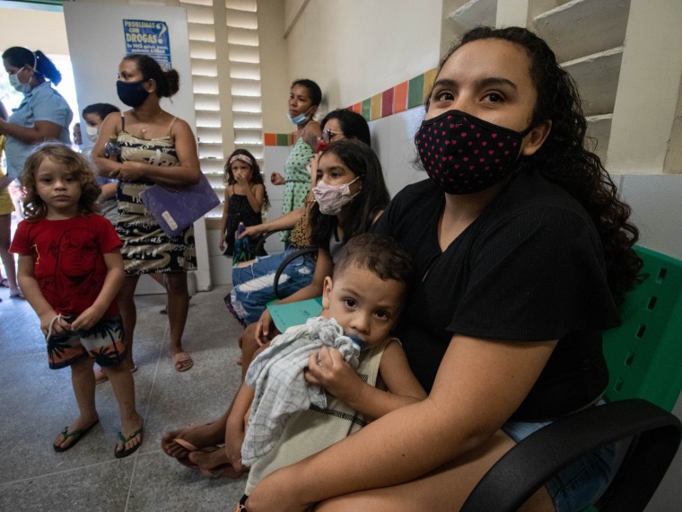 A costureira Rayane Sales, 27, levou os quatro filhos para receberem as vacinas disponíveis no posto de saúde