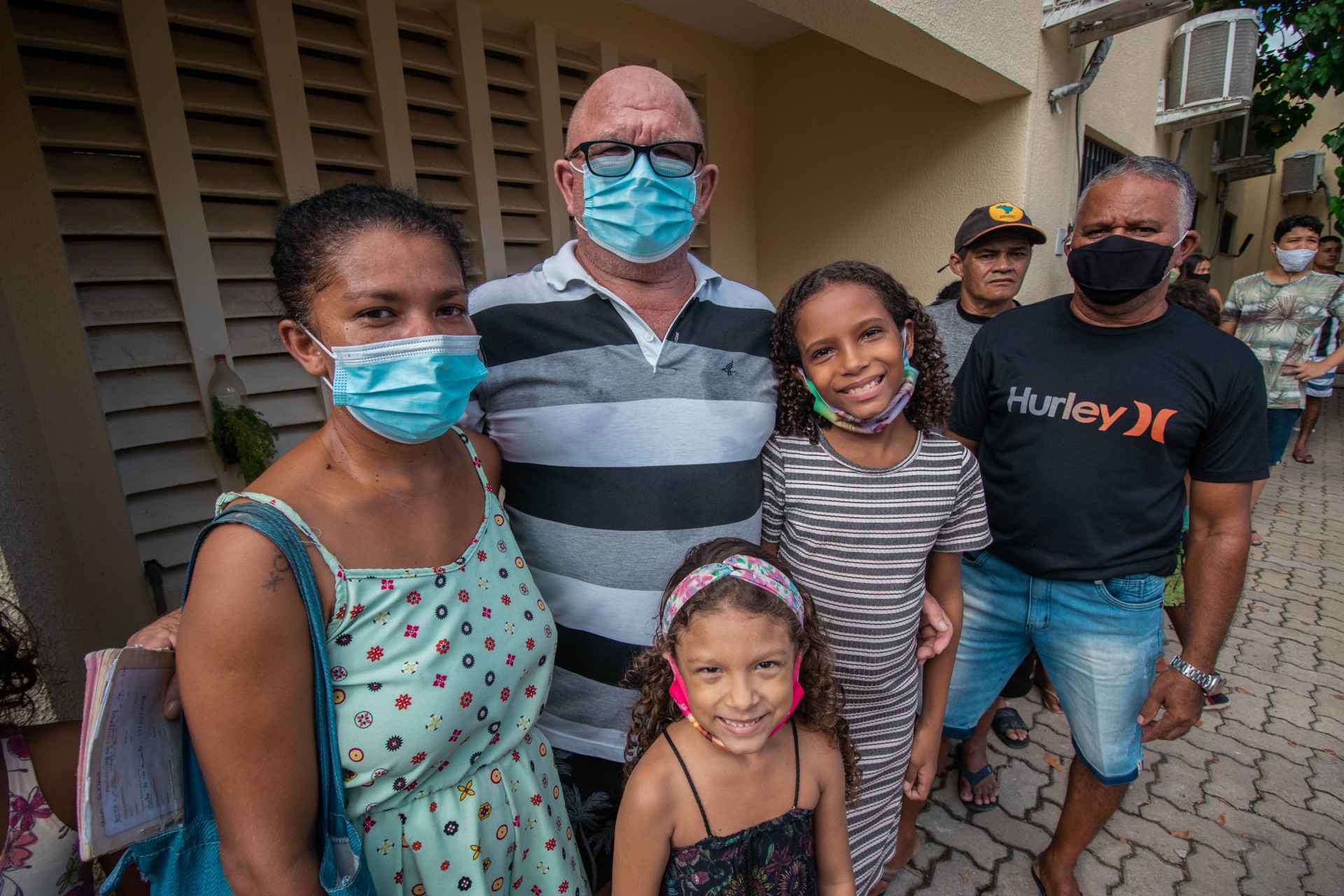 Ricardo Costa, 59, e Roberta Souza, 39, levaram as filhas, Ana Sophia, 9, e Esther Thays, 4, para tomarem a vacina contra o sarampo