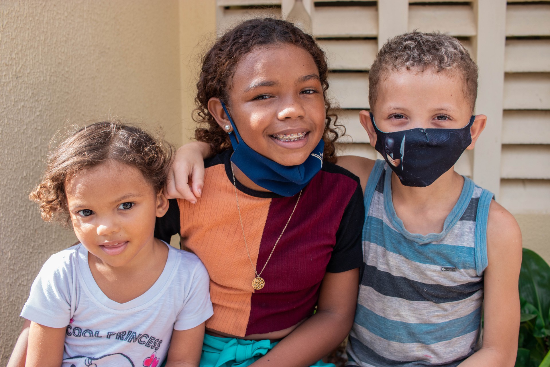 Os irmãos Luna Blenda, 3, Laydiane, 11, e Francisco Willien Berg, 7, foram tomar vacina no posto de saúde Guiomar Arruda, no bairro Pirambu