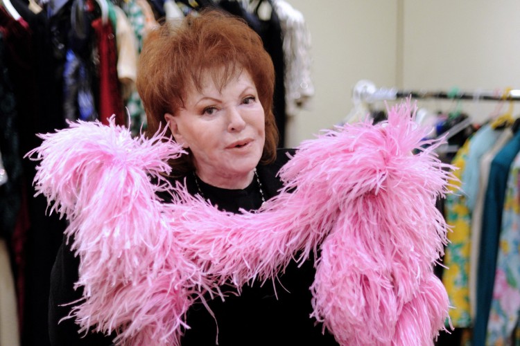 Foto de arquivo tirada em 9 de janeiro de 2012. A celebridade da noite de Paris, cantora, atriz e empresária Regine posa com uma saia longa de Ted Lapidus desenhada por Erte com o famoso 