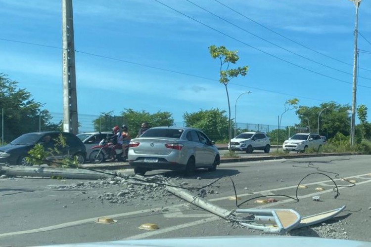 Em colisão na avenida Raul Barbosa na manhã deste domingo, 1º, carro derrubou poste em cima de outro