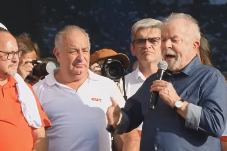 Lula discursa em manifestação do Dia do Trabalhador, em 1º de maio de 2022, em São Paulo