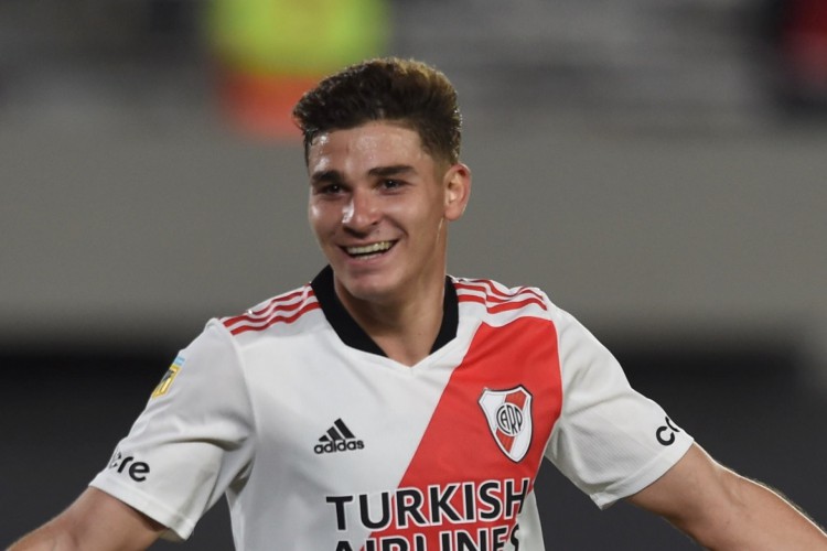 Julián Álvarez marcou três gols na partida