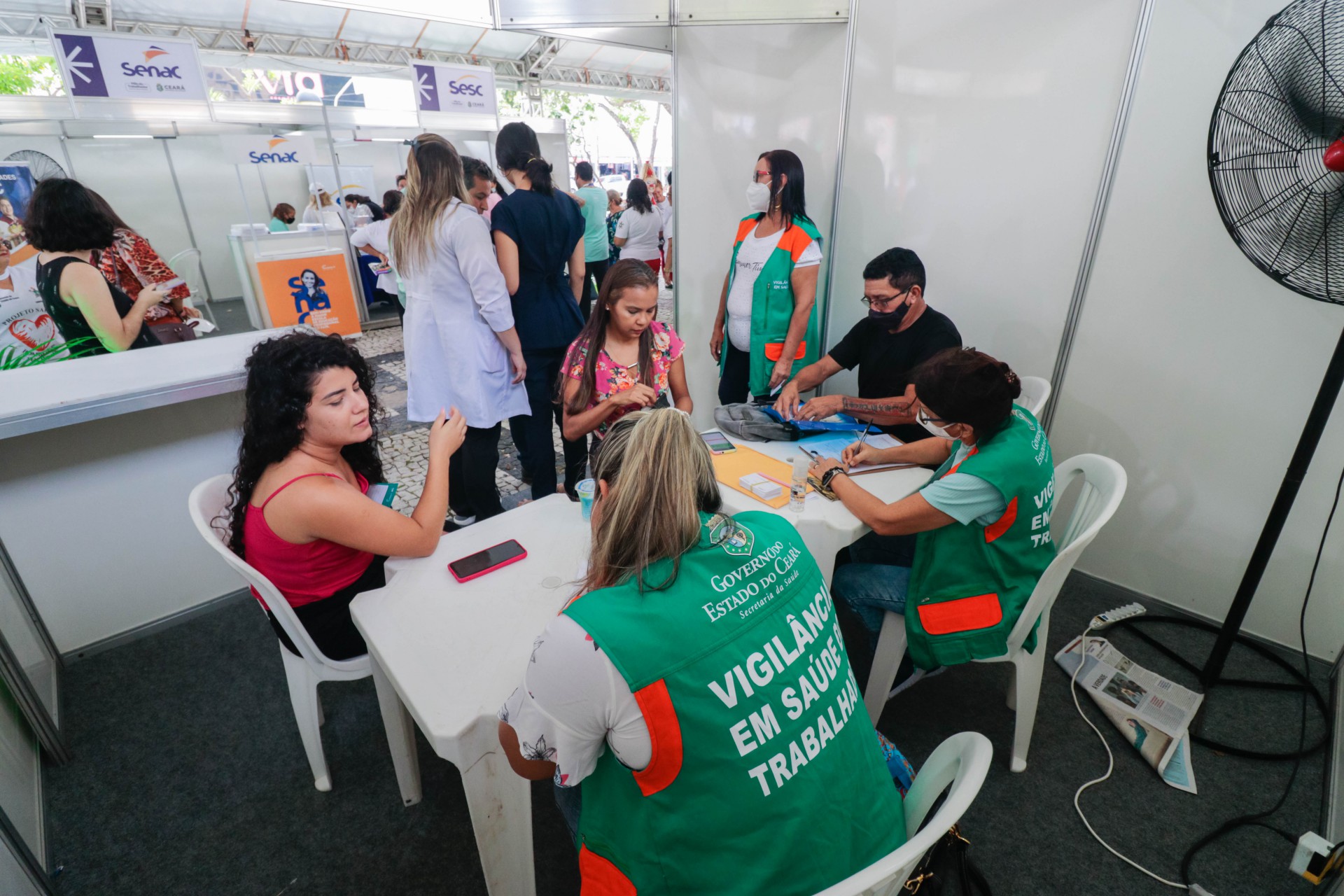 FORTALEZA, CEARÁ, 02-05-2022: No centro de Fortaleza, há diversas atividades voltadas aos trabalhadores, inclusive a vacinação contra sarampo, febre amarela e entre outros. A programação faz parte do evento "Mes do Trabalhador". (Foto: Fernanda Barros/ O Povo)
