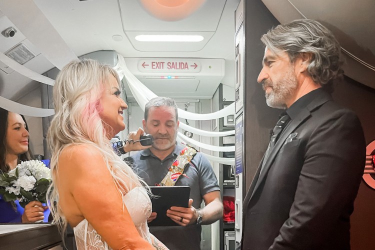 Momento da cerimônia realizada durante o voo