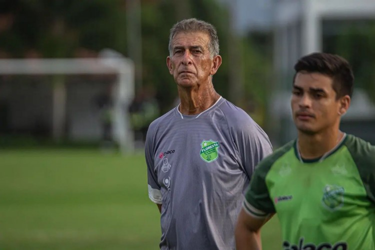 Técnico Ricardo Drubscky em treino do Floresta no CT Felipe Santiago