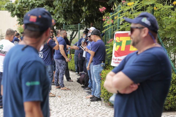 Condutores terceirizados do Samu protestam em frente a Secretaria da Saúde do Ceará (Sesa)