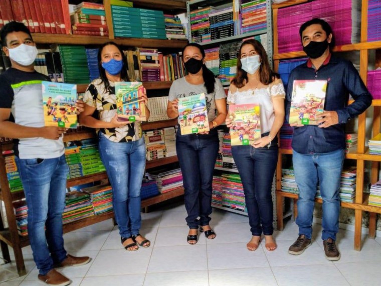 Educadores já recebem o material em unidades de ensino