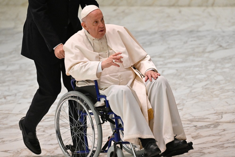  Papa Francisco sofre dores intensas no joelho devido a um ligamento rompido (Foto: Alberto PIZZOLI / AFP)