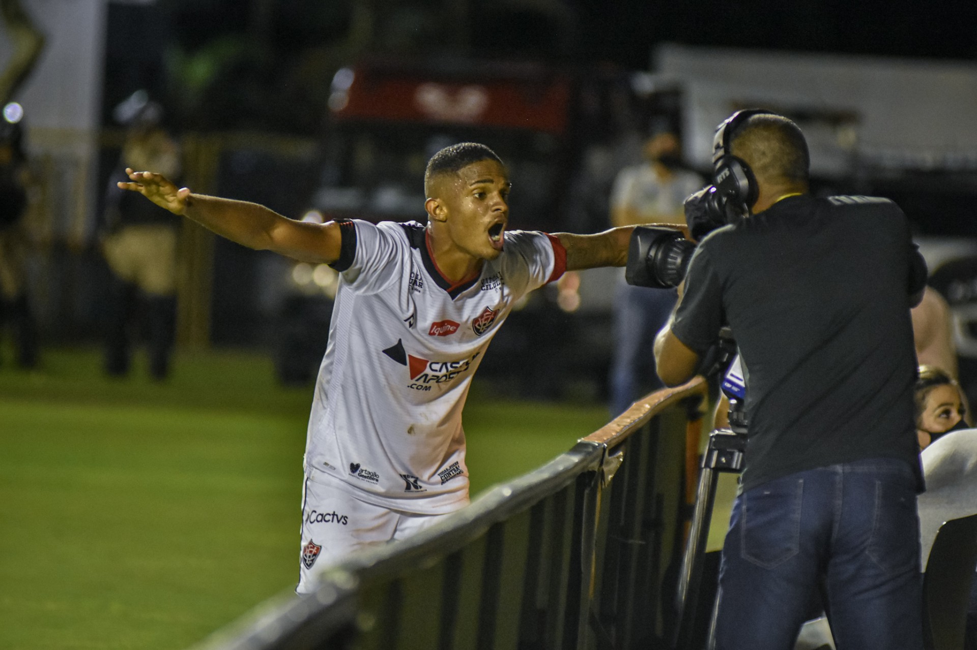 Atacante David comemora gol no jogo Vitória x Cruzeiro, no Barradão, pela Série B 2022