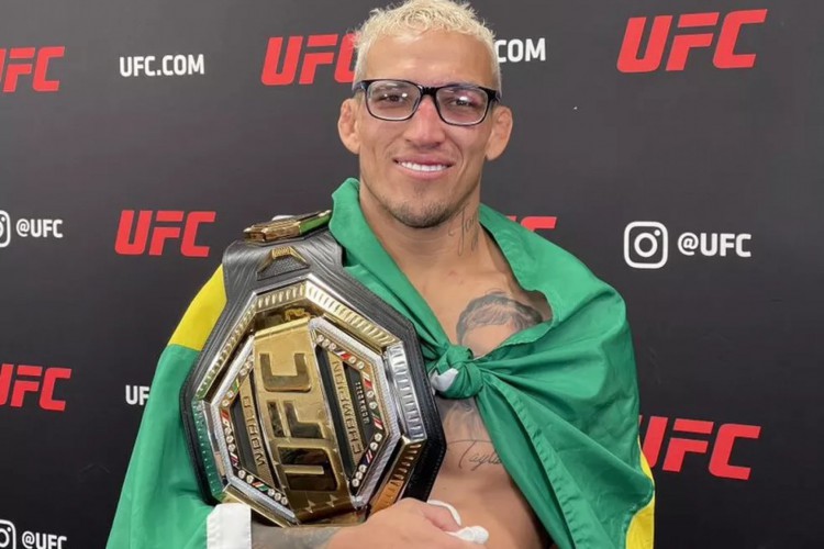 Charles exibindo o seu cinturão após vitória no UFC 269