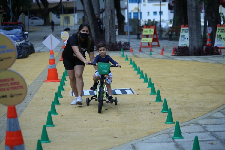 Plaquinhas de incentivo aos cuidados no trânsito serão distribuídas gratuitamente para mães e crianças