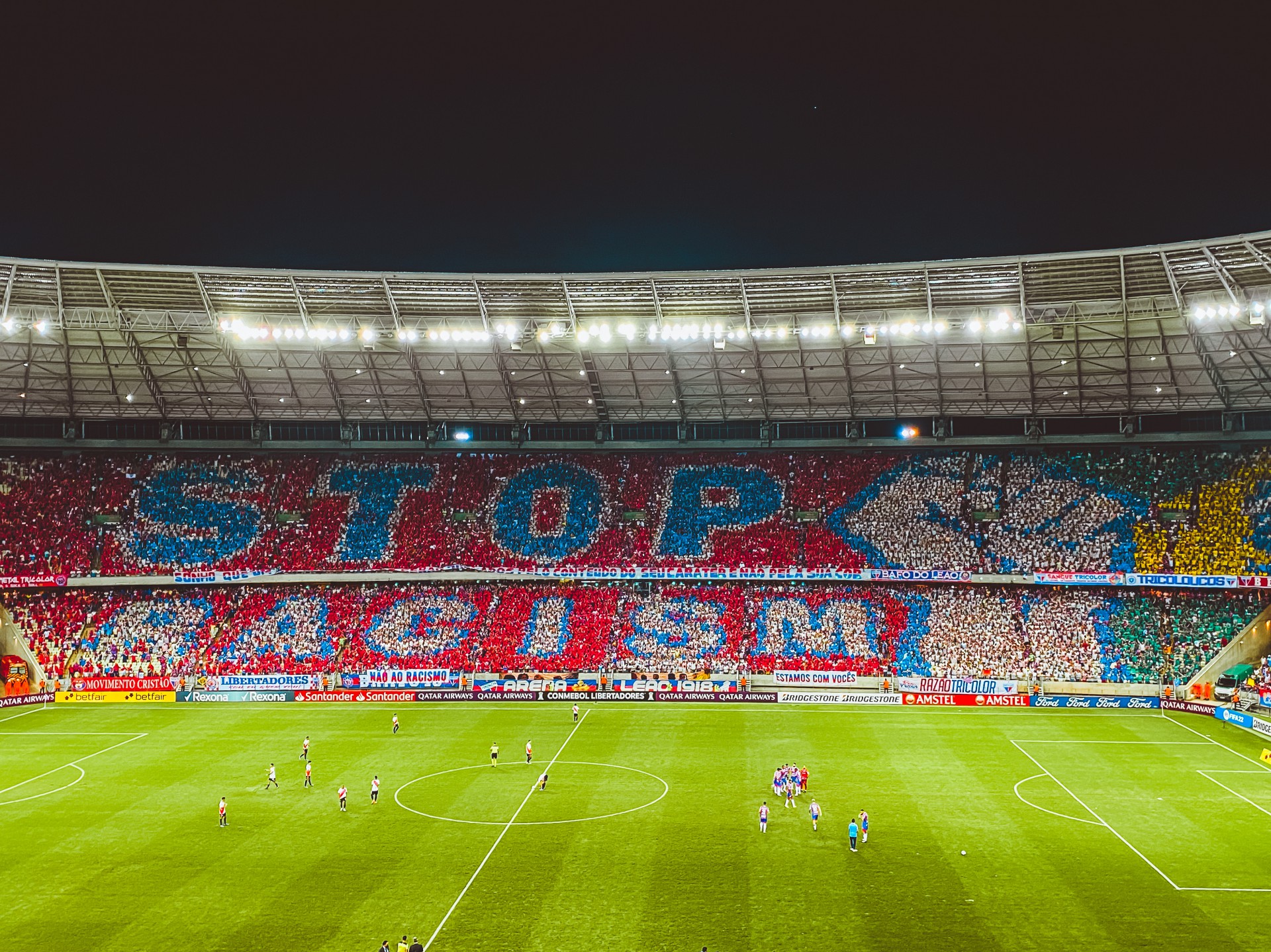 ￼MOSAICO antirracismo feito nas arquibancadas do jogo Fortaleza x River Plate pela Copa Libertadores da América de 2022 na Arena Castelão (Foto: Matheus Amorim / Fortaleza EC)