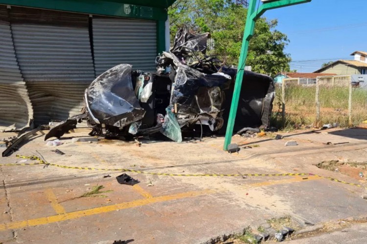 Pedaços da caminhonete ficaram na rua e calçada após o incidente