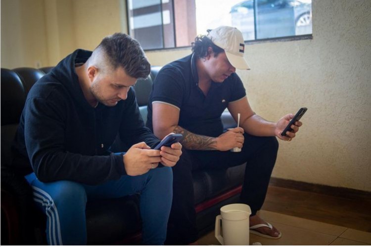 O sertanejo Aleksandro Correia, morreu após acidente com o ônibus utilizado por sua equipe para viajar pelo país realizando shows