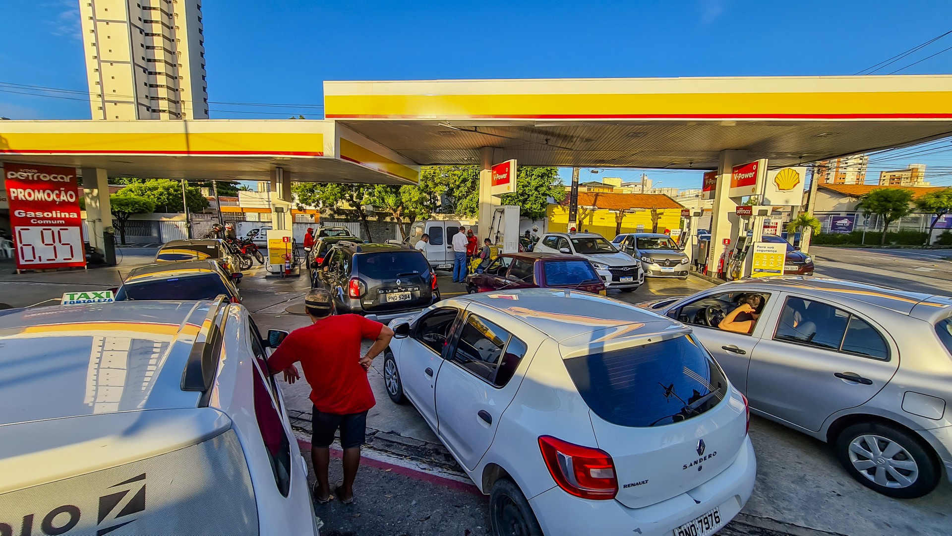 ￼COM perspectiva de novos reajustes, cearense encara filas em postos de combustíveis que apresentam preços mais acessíveis (Foto: fotos FCO FONTENELE)