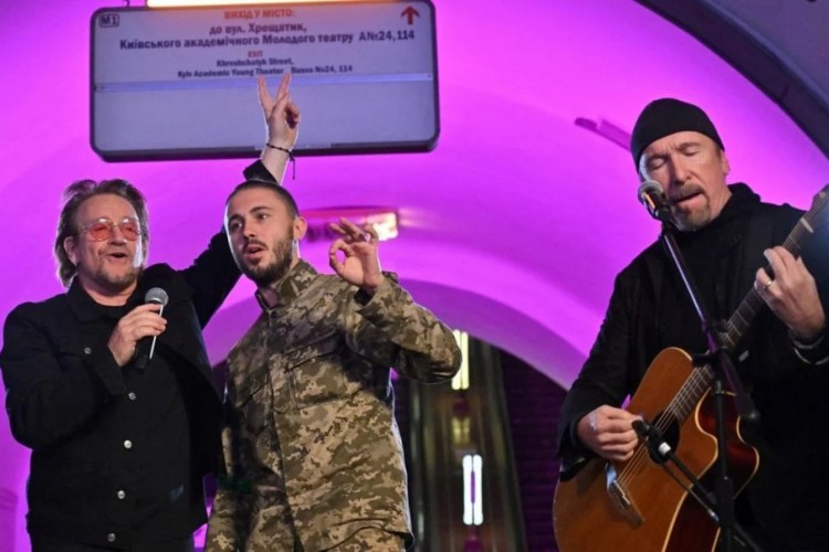 A apresentação contou com alguns sucessos da banda irlandesa, como Sunday Bloody Sunday, With or Without You e Desire