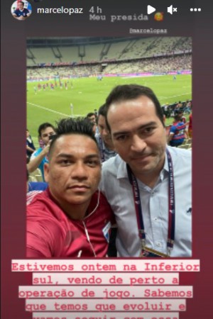 Torcedores aproveitaram a visita de Paz ao setor e fizeram fotos com ele 