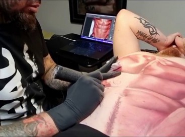 Tatuagem de tanquinho na barriga aparenta ter sido feita com caneta de tinta temporária 