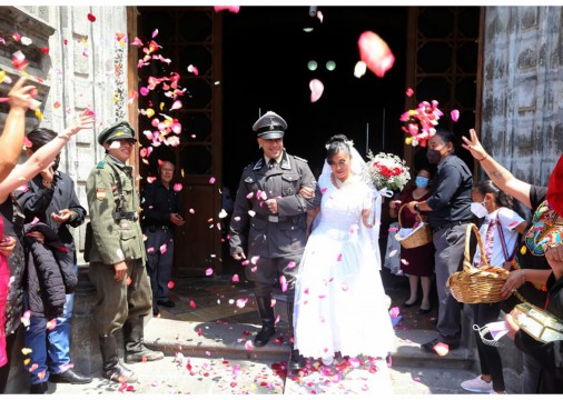Os noivos mexicanos saíram da igreja em um Fusca, modelo de carro a pedido do líder nazista Adolf Hitler.