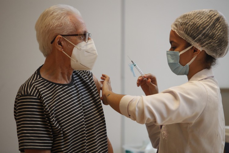 A biom&eacute;dica e pesquisadora Mellanie Fontes-Dutra refor&ccedil;a a import&acirc;ncia da vacina&ccedil;&atilde;o para que, mesmo em um cen&aacute;rio de elevado n&uacute;mero de casos, os &oacute;bitos e as hospitaliza&ccedil;&otilde;es n&atilde;o sigam a mesma propor&ccedil;&atilde;o 