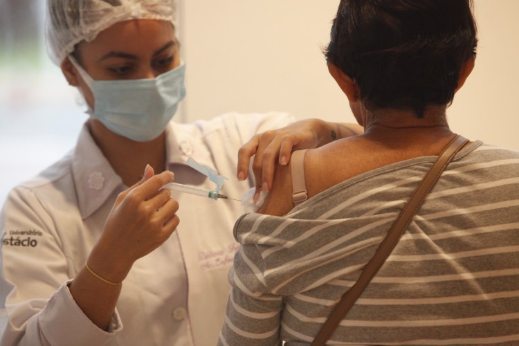 O Minist&eacute;rio da Sa&uacute;de publicou, neste s&aacute;bado, duas notas t&eacute;cnicas que ampliam a aplica&ccedil;&atilde;o da quarta dose