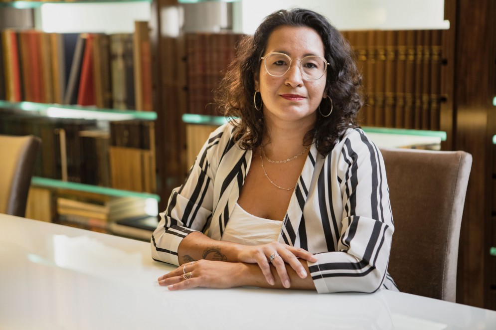 ParaTodosVerem: Paula Vieira, professora e pesquisadora do Lepem. É uma mulher de cabelos médios e escuros. Usa roupas prestas e brancas(Foto: FCO FONTENELE)
