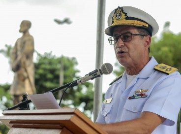 Comandante da Marinha, Almir Garnier Santos, durante cerimônia de inauguração da estátua do almirante Tamandaré 