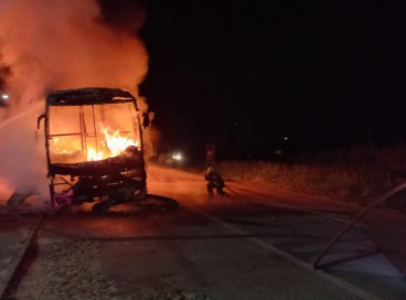 Bombeiros combatem incêndio em ônibus que fazia percurso de Natal (RN) para Fortaleza (CE) na última segunda-feira, 9 de maio. 