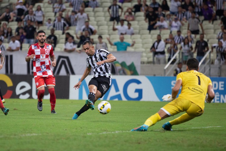 Ceará e Tombense se enfrentaram pela Copa do Brasil nesta quarta-feira, 11, no Castelão. Na foto, Lima marca um dos gols do Alvinegro. 